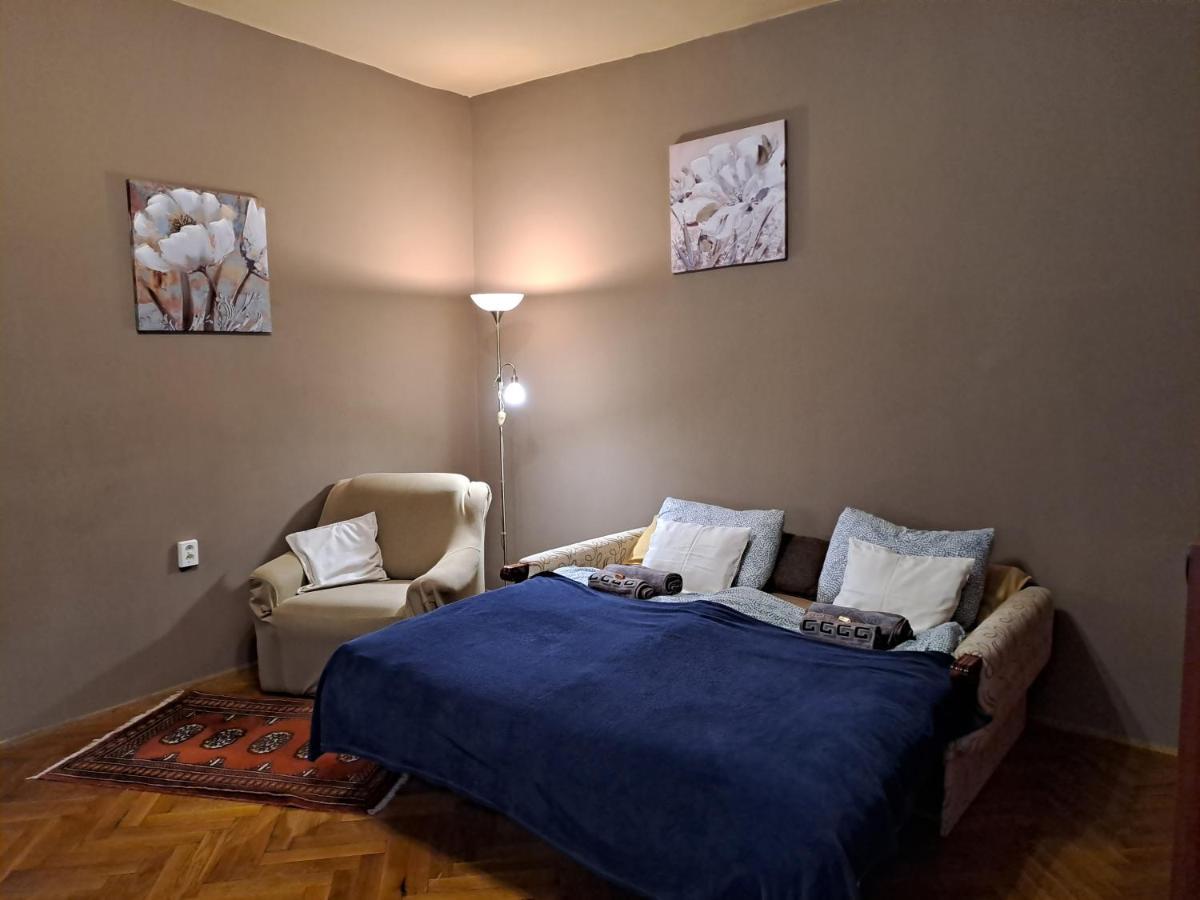 Szell 3 Apartman Apartment Сомбатели Екстериор снимка