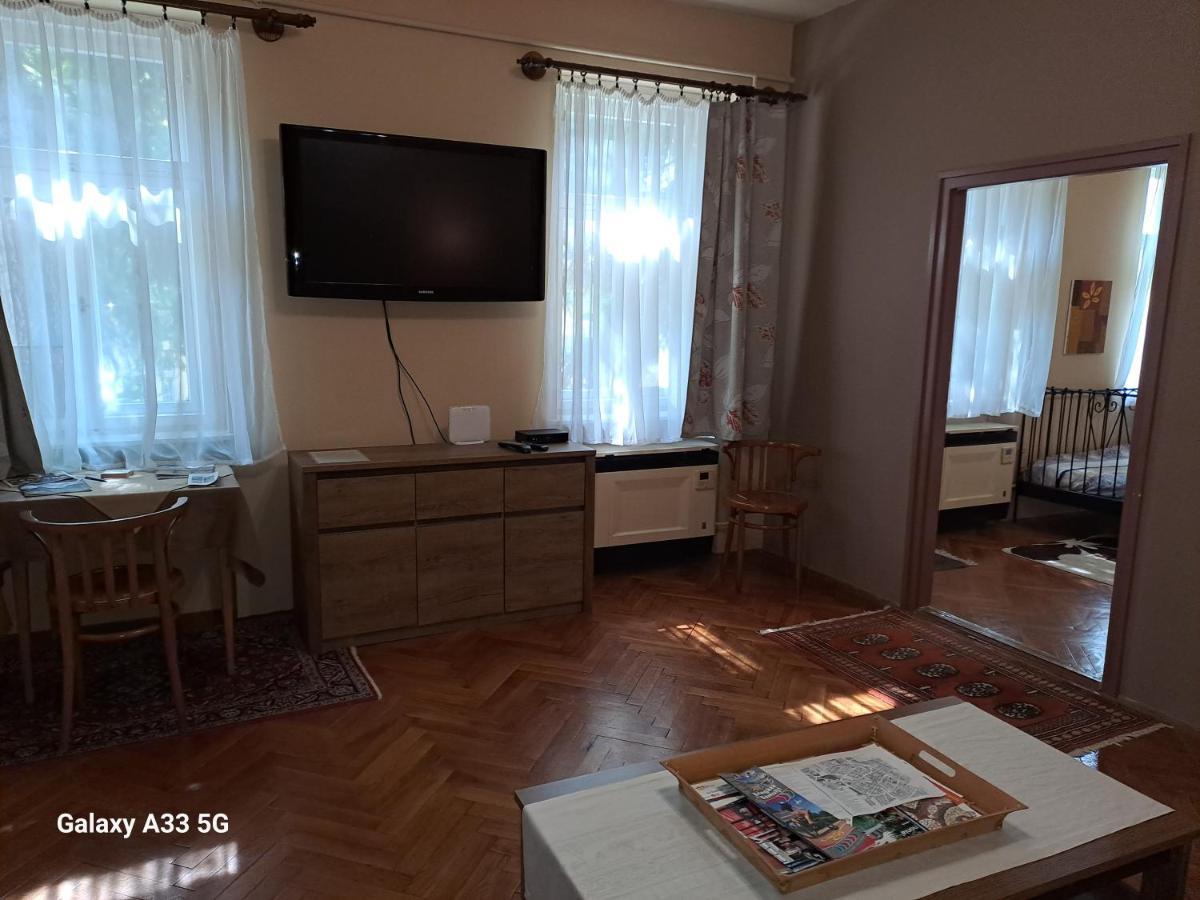 Szell 3 Apartman Apartment Сомбатели Екстериор снимка